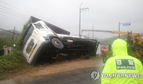 태풍 '타파' 제주 동쪽 바다 통과…밤 10시 부산 최근접