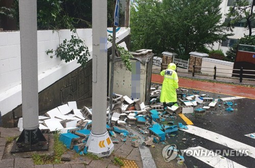 '태풍 타파 영향' 부산서 1명 사망·21명 부상…3000여 가구 정전