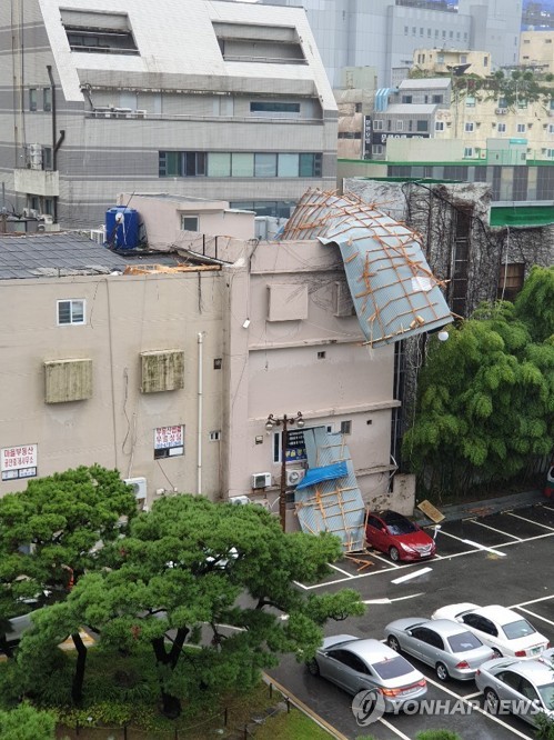 강풍에 물 폭탄…태풍 '타파' 할퀸 제주·남부 피해 속출