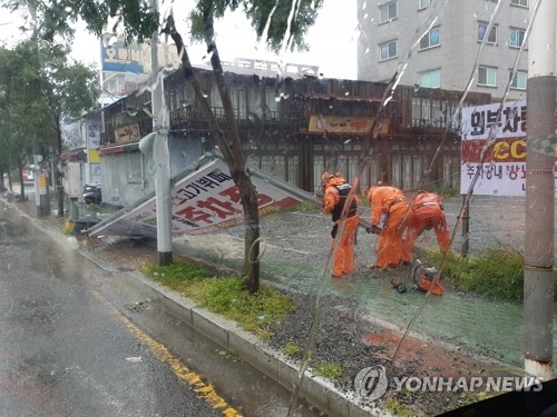 물폭탄·강풍 몰고 온 태풍 '타파'에 한반도 절반이 쑥대밭