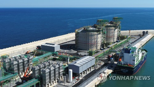 "마침내 제주도 LNG 시대"…LNG수송선 애월항 첫 입항