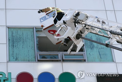 "대피 방송 없었다"…2명 사망한 김포요양병원 참혹한 화재 현장