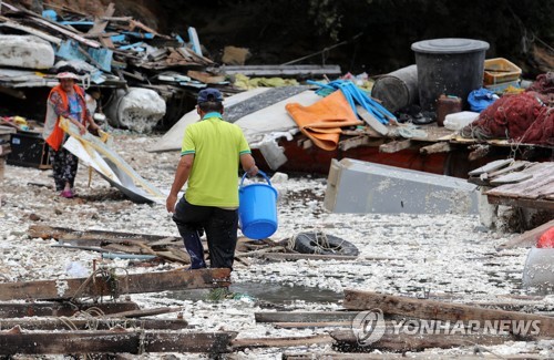 "폐허 속에서 희망을"…여수 양식장 복구 작업 '안간힘'