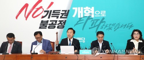 與, '팩트체크'·고발카드로 檢견제…한국당, 曺해임건의안 압박