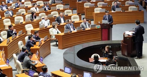 권성동 "사퇴할 생각없냐" 조국 "책임감 느끼겠다"…국회서 설전