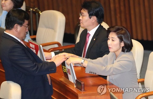 한국당, 패스트트랙 수사에 '긴장'…검찰發 '총선물갈이' 우려도