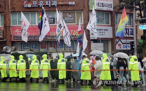 퀴어문화축제 제주서 열려…반대 종교단체 맞불 집회도