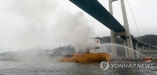 진영 행안장관, 울산 석유제품운반선 화재 현장점검