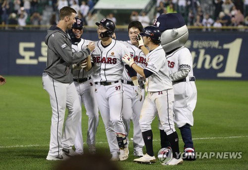 '뚝심의 두산' 2경기 남기고 드디어 공동선두…122일만에 1위(종합)