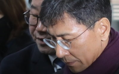 '비서 성폭행' 안희정, 3년6개월 실형 확정…"성인지 감수성 고려"