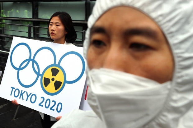 일본대사관 앞에서 열린 '보이콧도쿄, 아베 정부의 방사능 올림픽 강행 거부 기자회견'에서 피켓을 들고 있는 미래당원. 사진=연합뉴스