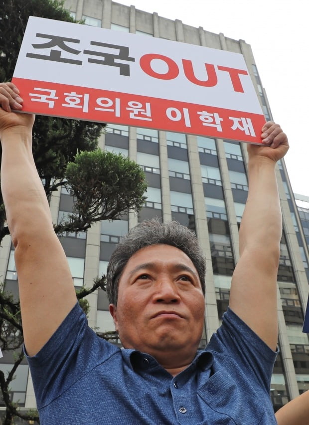 이학재 자유한국당 국회의원이 조국 법무부 장관의 사퇴를 요구하고 나섰다. /사진=연합뉴스