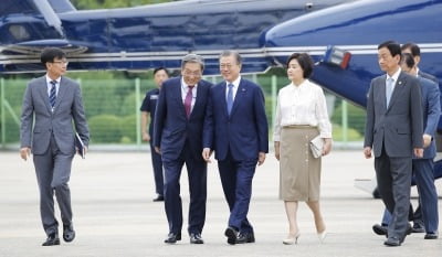 '조국 청문회 안갯속' 文대통령, 동남아 3개국 순방 일정 시작