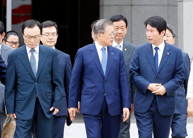 출국길, 이인영 원내대표와 얘기 나누는 문 대통령 (사진=연합뉴스)