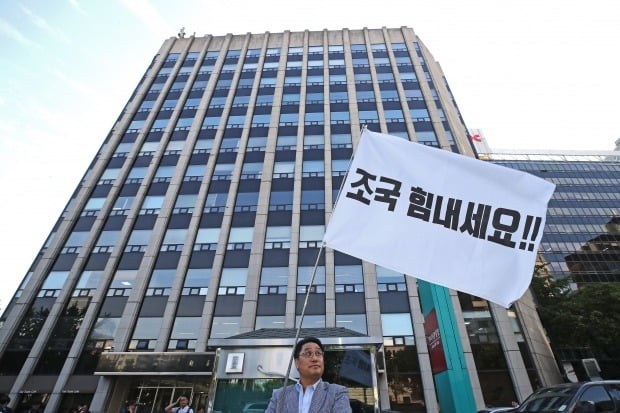 2일 오전 조국 법무부 장관 후보자의 인사청문회 준비 사무실이 마련된 서울 종로구 적선현대빌딩 앞에서 한 시민이 조 후보자를 지지하는 1인 시위를 하고 있다. (사진=연합뉴스)