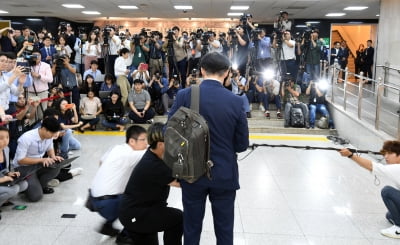 조국 "윤석열, 법과 증거에 따라 수사할 것"