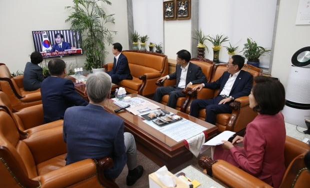 조국 기자간담회 보는 자유한국당 (사진=연합뉴스)