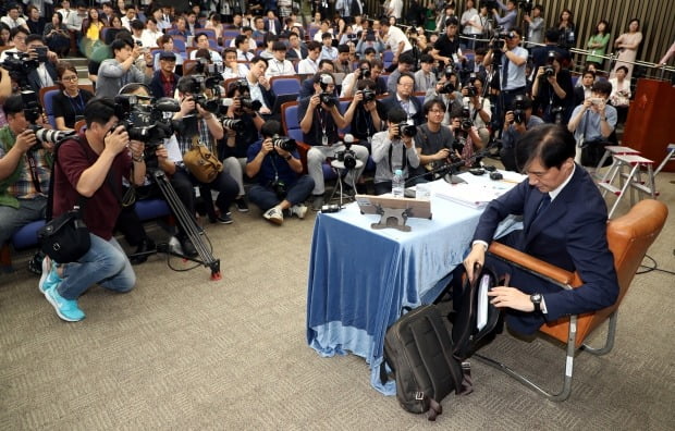 조국 법무부 장관 후보자가 2일 오후 국회에서 열린 기자간담회에 앞서 자료를 꺼내고 있다 (사진=연합뉴스)