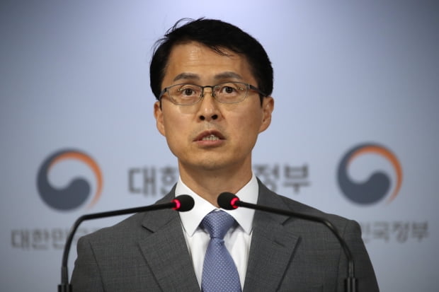 최원호 과학기술정보통신부 거대공공연구정책관이 5일 정부서울청사 브리핑실에서 국제원자력기구(IAEA)에 후쿠시마 원전 오염수 처리와 관련해 협조를 요청하는 서한문 발송을 시작으로 IAEA 국제공조 체제 구축을 위한 활동에 착수한다고 밝히고 있다. /사진=연합뉴스