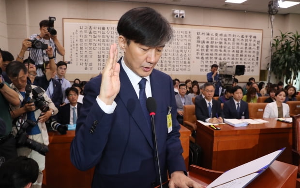 조국 법무부 장관 후보자가 6일 오전 열린 국회 법사위 인사청문회에서 선서하고 있다. /사진=연합뉴스