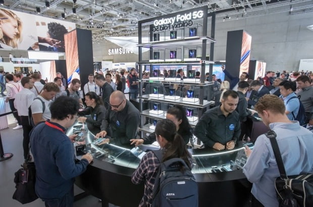 6일 독일 베를린에서 열린 가전전시회 'IFA 2019'에서 삼성전자 전시장을 찾은 관람객들이 '갤럭시 폴드 5G'를 체험하고 있다.(사진=연합뉴스)