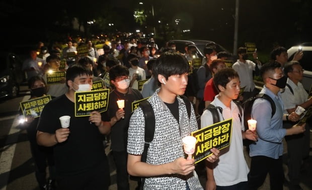 행진하는 서울대 촛불집회 참가자들 (사진=연합뉴스)