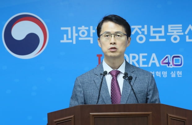 최원호 과기부 거대공공연구정책관이 10일 세종시 과학기술정보통신부에서 달궤도선 개발 일정 연기 등 달 탐사 사업계획 변경에 관해 설명하고 있다. /사진=연합뉴스