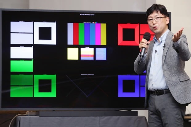 17일 오후 서울 서초구 삼성전자 서울R&D캠퍼스에서 열린 '8K 화질 설명회'에서 용석우 삼성전자 영상디스플레이사업부 개발팀 상무가 8K 기술 관련 발표를 하고 있다. 사진=연합뉴스