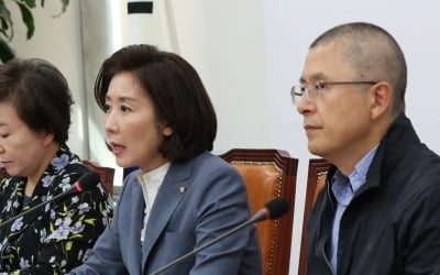 나경원 "조국 직무집행정지 가처분 낼 것" vs 민주당 "삭발은 총선행 급행열차"