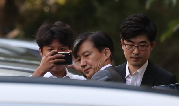 출근하는 조국 법무부 장관 (사진=연합뉴스)