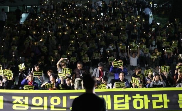 지난 19일 서울대 관악캠퍼스 학생회관에서 조국 법무장관 사퇴를 촉구하는 촛불집회가 열렸다. 사진=연합뉴스