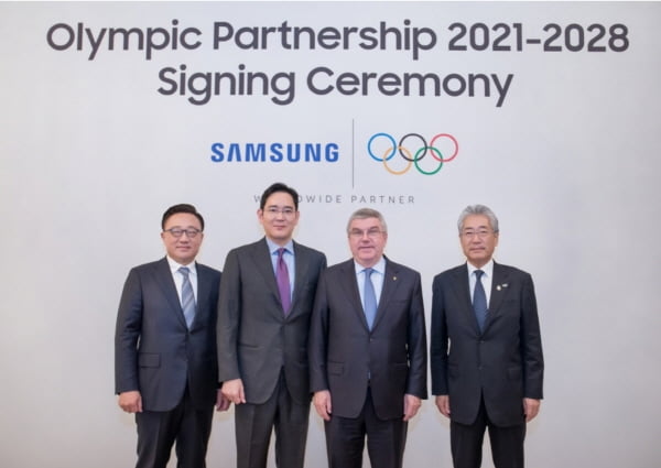 이재용 부회장(왼쪽에서 두번째)이 작년 12월 국제올림픽위원회(IOC)와 후원계약을 2028년까지 연장하기로 합의한 뒤 기념사진을 찍고 있다. /삼성전자 제공