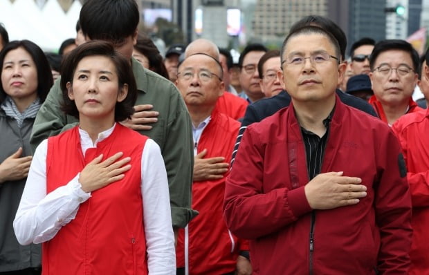 나경원, '조국 파면' 외치며 자녀 의혹 특검 실시 제안. 사진=연합뉴스