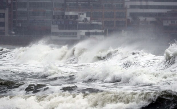 제17호 태풍 '타파'가 북상 중인 22일 부산 해운대해수욕장 앞바다에서 거대한 파도가 강풍과 함께 해안으로 몰아치고 있다.(사진=연합뉴스)