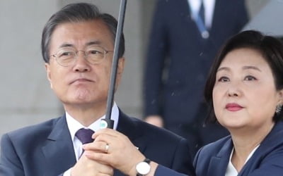 문 대통령, 뉴욕행 비행기 올라…출국 전 "태풍·화재·돼지열병 챙겨 달라" 당부