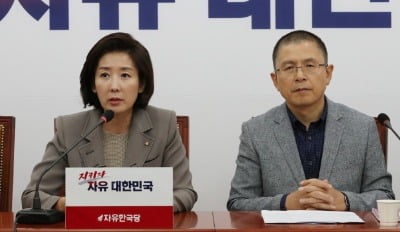 한국당, 조국 법무부장관 직무 효력정지 가처분 신청