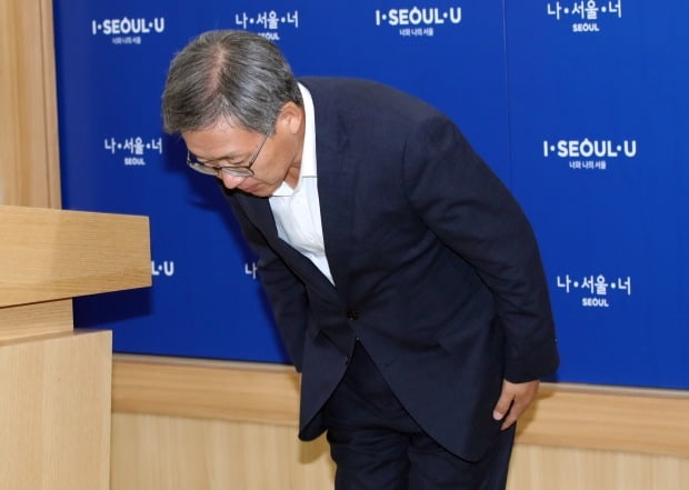 강태웅 서울시 행정1부시장이 30일 오후 서울 중구 서울시청 브리핑룸에서 서울교통공사 채용비리의혹 관련 감사원 감사에 대한 서울시 입장을 발표하기에 앞서 허리 숙여 인사하고 있다.(사진=연합뉴스)