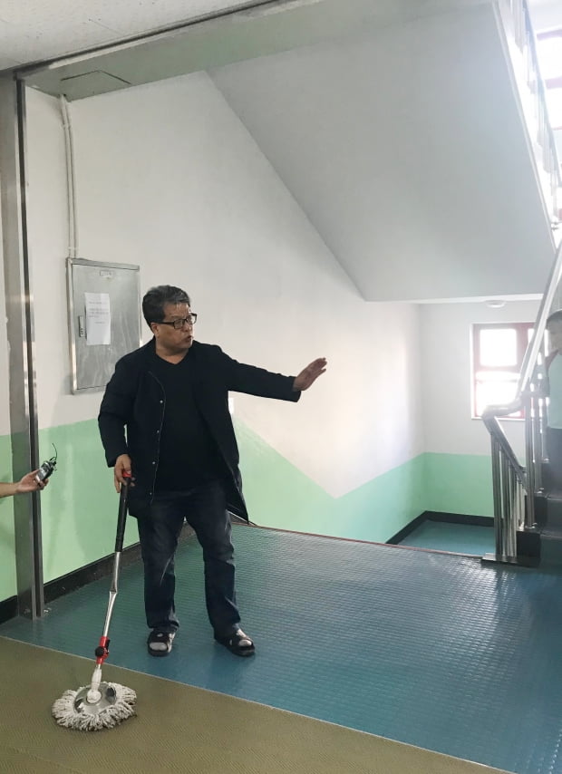  30일 방화셔터로 인한 끼임 사고가 발생한 경남 김해 한 초등학교 2층에서 이 학교 운영위원장이 사고 당시 상황을 설명하고 있다. 사고를 당한 남학생은 현재 의식불명인 것으로 알려졌다. /사진=연합뉴스