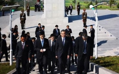 방북한 中왕이, 인민지원군 열사능 참배…중국 희생 부각