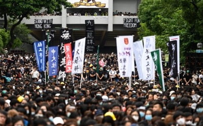 피치, 홍콩 신용등급 AA로 1계단 강등…중국 반환 후 처음