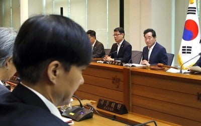 법무부 "조국, 선친에 딸 출생신고 위임"…野 '위증' 주장 반박