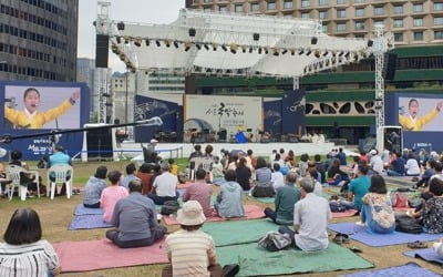 추석 다음날 서울 곳곳 나들이객 '북적'…"눈도 귀도 즐거워"