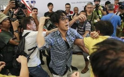 홍콩 쇼핑몰서 친중·반중 집회 참가자 몸싸움
