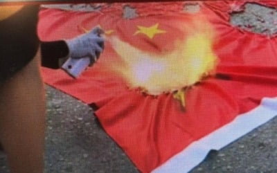 홍콩 시위대-경찰 또 격렬 충돌…"시위대, 中 오성홍기 불태워"