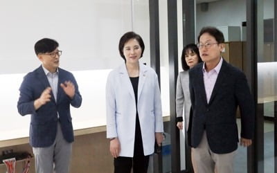 유은혜 "대입제도 개편, 근본적 고민해 대안 마련할 것"