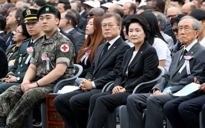 여론대응 빨라진 文대통령…공상판정 논란에 곧바로 재검토 지시