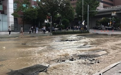 서울경찰청앞 상수도 파열로 물바다…도로 전면통제로 정체 극심