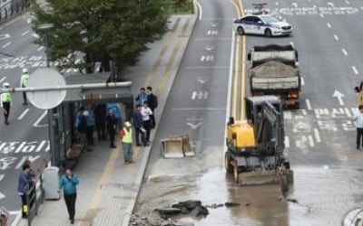 경찰청 앞 상수도관 파열 복구 완료…"현재 통행 정상화"