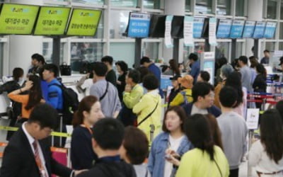 태풍에 중단된 제주국제공항 항공기 7시부터 운항 재개