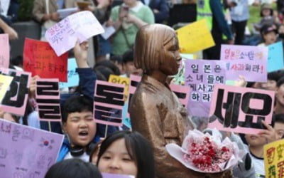 수요시위서 이어진 류석춘 교수 규탄…"교육자 자격 없다"